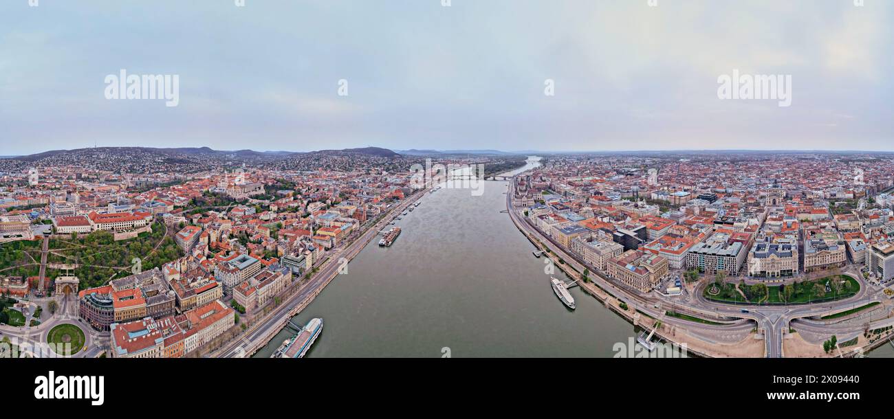 Vista panoramica sullo skyline di Budapest lungo il Danubio. Vista aerea della capitale dell'Ungheria con edifici storici e famosi monumenti Foto Stock