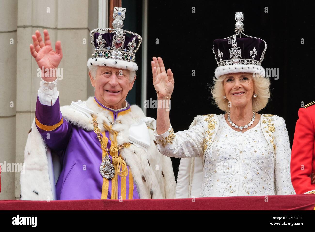 Sua Maestà il Re Carlo III e sua Maestà la Regina Camilla fotografarono sul balcone del palazzo durante le celebrazioni dell'incoronazione di Carlo III e Camilla a Buckingham Palace a Londra, Regno Unito, il 6 maggio 2023. Foto di Julie Edwards. Foto Stock