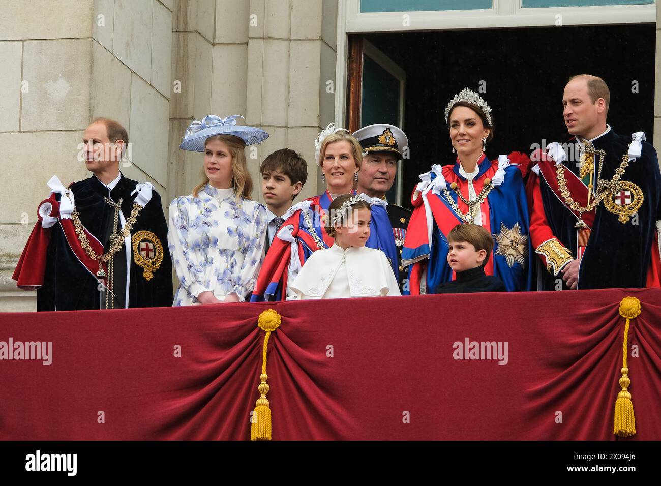 Il Principe Guglielmo di Galles e Caterina Principessa di Galles, Sofia Duchessa di Edimburgo, il Principe Luigi, la Principessa Carlotta fotografarono sul balcone del palazzo durante le celebrazioni dell'incoronazione di Carlo III e Camilla a Buckingham Palace a Londra, Regno Unito, il 6 maggio 2023. Foto di Julie Edwards. Foto Stock