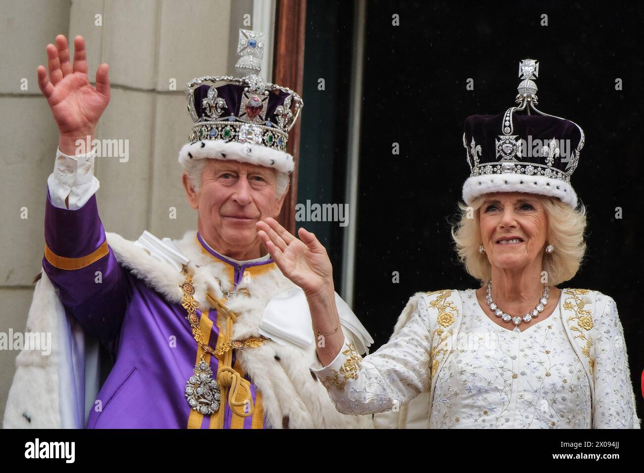 Sua Maestà il Re Carlo III e sua Maestà la Regina Camilla fotografarono sul balcone del palazzo durante le celebrazioni dell'incoronazione di Carlo III e Camilla a Buckingham Palace a Londra, Regno Unito, il 6 maggio 2023. Foto di Julie Edwards. Foto Stock