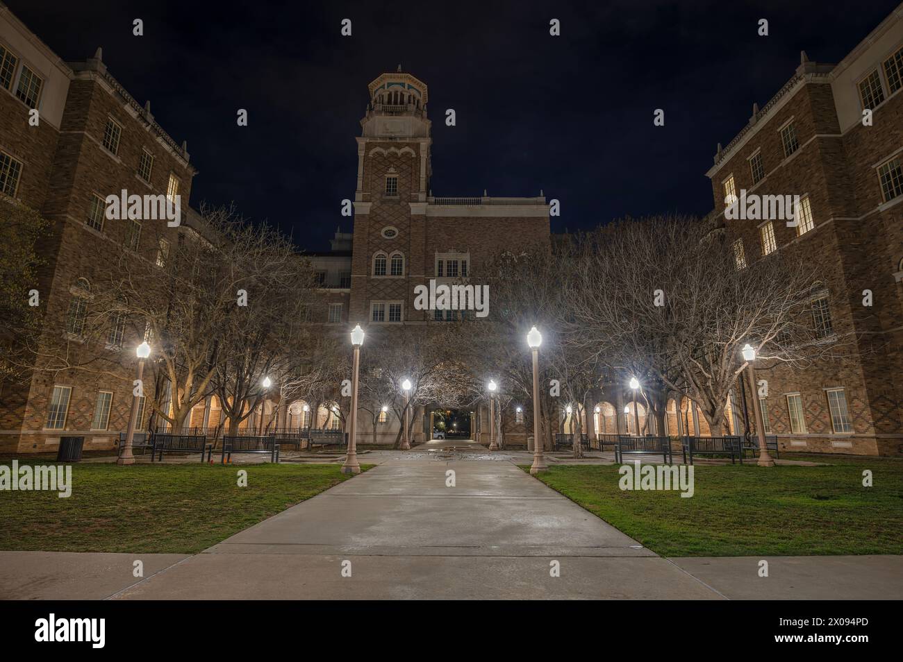 Passerella attraverso l'edificio English-Humanities della Texas Tech University di Lubbock, Texas, USA Foto Stock