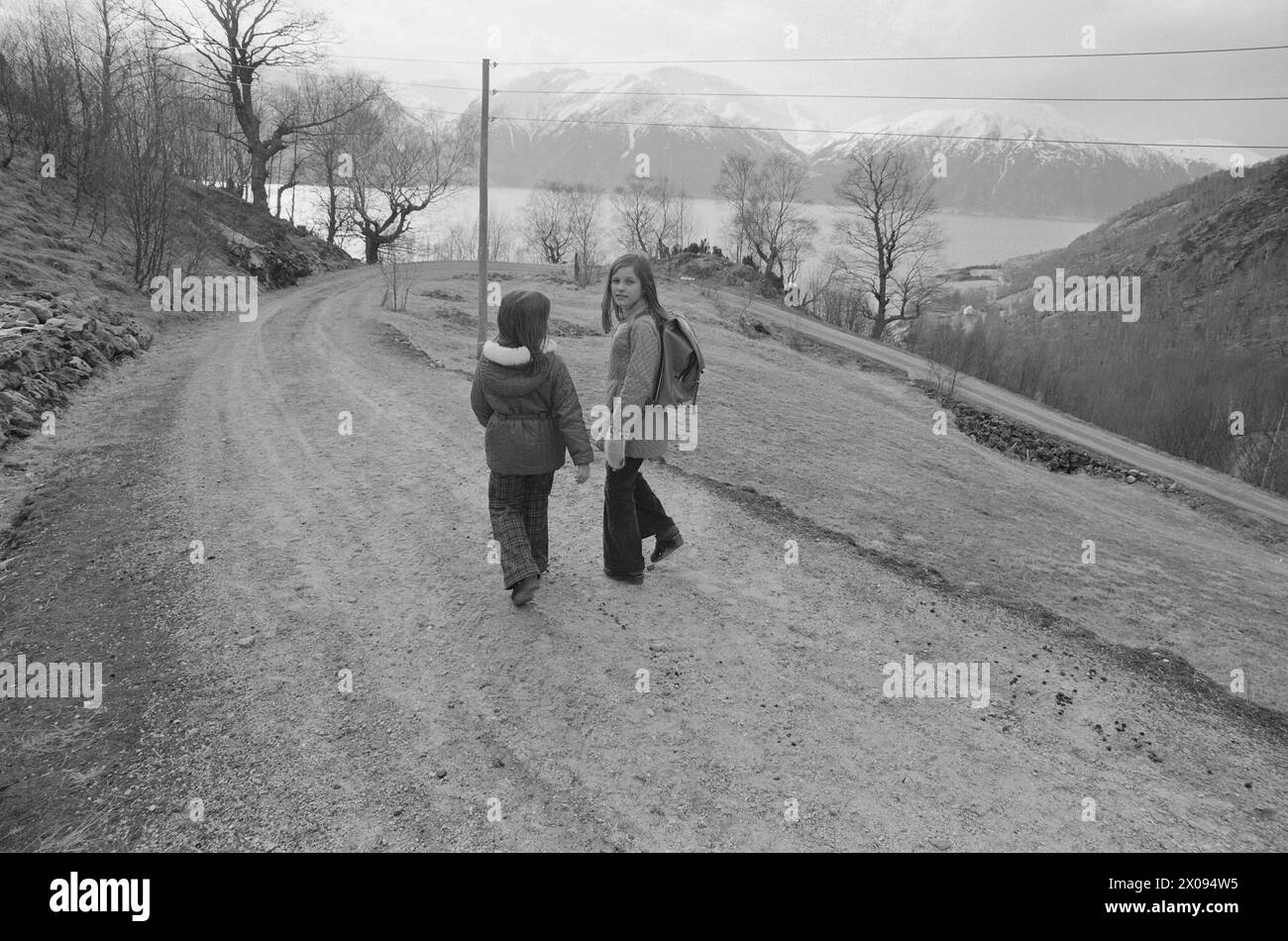 Attuale 13 - 1 - 1974: La più grande e la piccola ha ottenuto al Ministero della Chiesa e dell'Educazione di selezionare la scuola più grande e più piccola del paese. La Ulriken School di Bergen ha 983 alunni e 71 insegnanti. A Sognefjorden, abbiamo una scuola di Måren con 2 studenti e 1 insegnante. Due forti contrasti. Ragnhild e Astrid stanno scendendo dalla fattoria a scuola. Imparano anche i pericoli del traffico. Ma non ci sono auto su Måren. Hanno un percorso scolastico variegato con una bella vista. Foto: Aage Storløkken / Aktuell / NTB ***FOTO NON ELABORATA*** Foto Stock