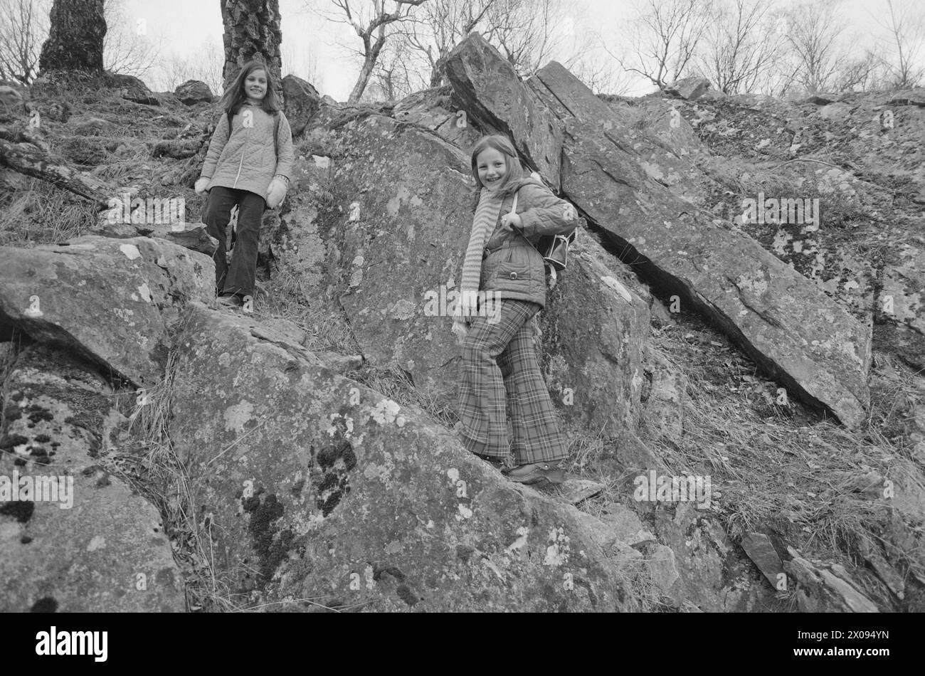 Attuale 13 - 1 - 1974: La più grande e la piccola ha ottenuto al Ministero della Chiesa e dell'Educazione di selezionare la scuola più grande e più piccola del paese. La Ulriken School di Bergen ha 983 alunni e 71 insegnanti. A Sognefjorden, abbiamo una scuola di Måren con 2 studenti e 1 insegnante. Due forti contrasti. Ragnhild e Astrid stanno scendendo dalla fattoria a scuola. Imparano anche i pericoli del traffico. Ma non ci sono auto su Måren. Hanno un percorso scolastico variegato con una bella vista. Foto: Aage Storløkken / Aktuell / NTB ***FOTO NON ELABORATA*** Foto Stock