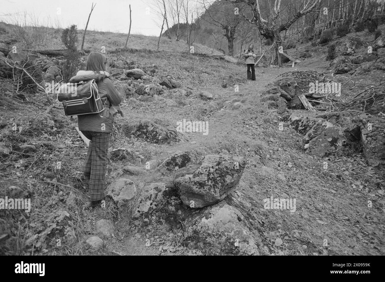 Attuale 13 - 1 - 1974: La più grande e la piccola ha ottenuto al Ministero della Chiesa e dell'Educazione di selezionare la scuola più grande e più piccola del paese. La Ulriken School di Bergen ha 983 alunni e 71 insegnanti. A Sognefjorden, abbiamo una scuola di Måren con 2 studenti e 1 insegnante. Due forti contrasti. Ragnhild e Astrid stanno scendendo dalla fattoria a scuola. Imparano anche i pericoli del traffico. Ma non ci sono auto su Måren. Hanno un percorso scolastico variegato con una bella vista. Foto: Aage Storløkken / Aktuell / NTB ***FOTO NON ELABORATA*** Foto Stock