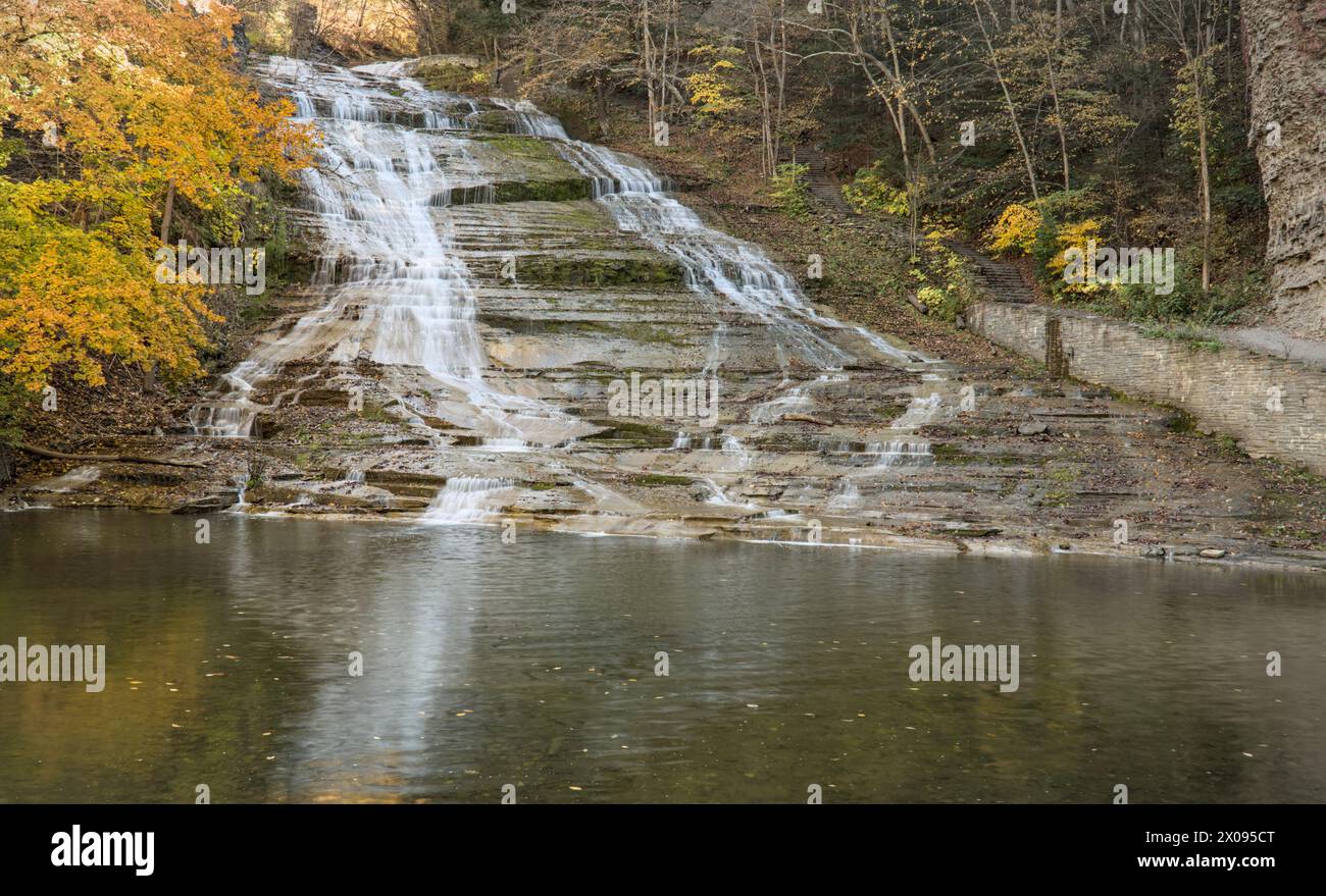 buttermilk falls state park (ithaca new york, regione dei finger lakes) cascata con fogliame autunnale (foglie che cambiano colore in autunno) gola di pietra a gradini Foto Stock