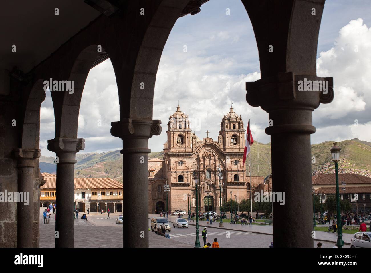 Passeggia davanti all'Iglesia de la Compañía de Jesús in Plaza de Armas e alle strade storiche della città di cusco nelle Ande peruviane, cuore dell'Impero Inca Foto Stock