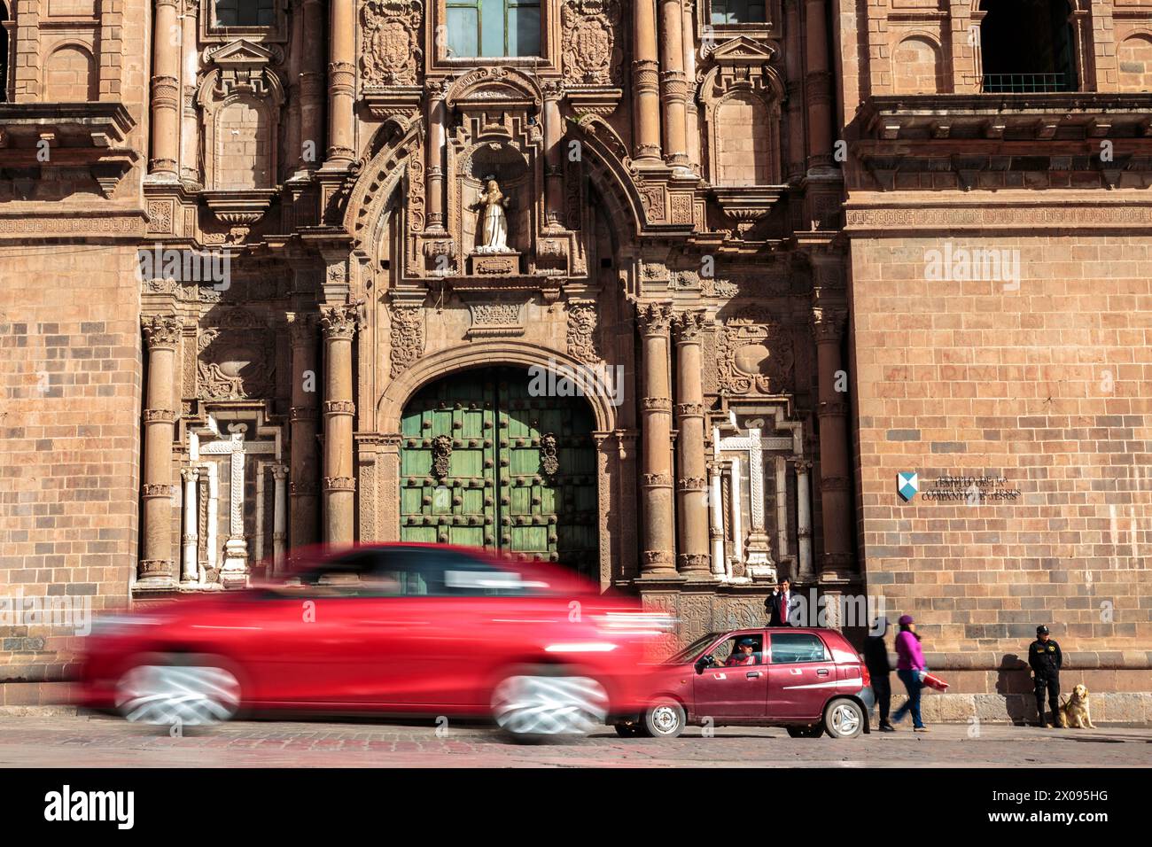 Passeggia davanti all'Iglesia de la Compañía de Jesús in Plaza de Armas e alle strade storiche della città di cusco nelle Ande peruviane, cuore dell'Impero Inca Foto Stock