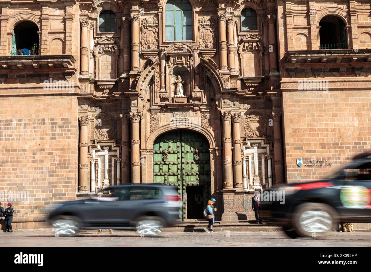 Passeggia davanti all'Iglesia de la Compañía de Jesús in Plaza de Armas e alle strade storiche della città di cusco nelle Ande peruviane, cuore dell'Impero Inca Foto Stock