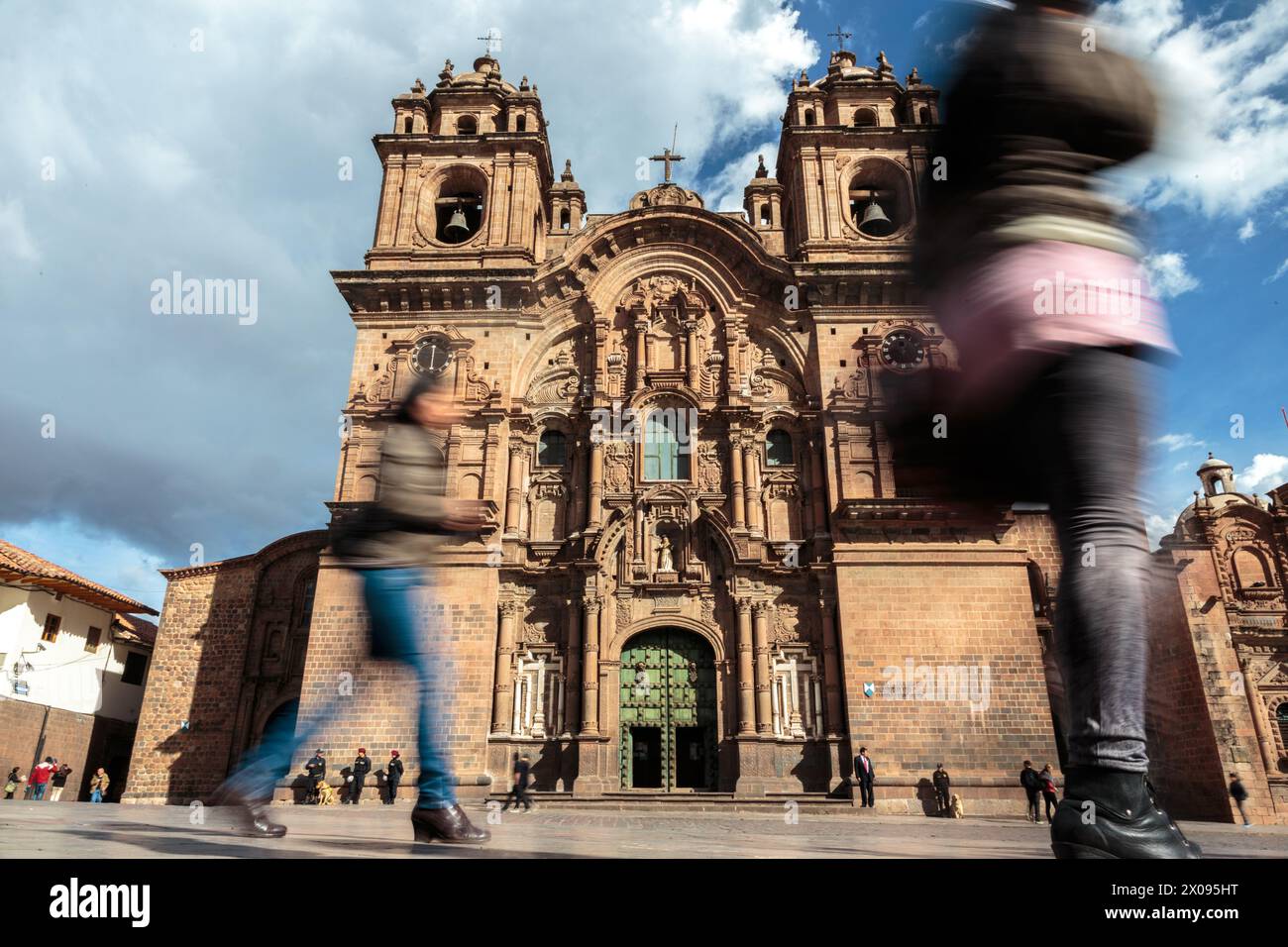 Passeggia davanti all'Iglesia de la Compañía de Jesús in Plaza de Armas e alle strade storiche della città di cusco nelle Ande peruviane, cuore dell'Impero Inca Foto Stock