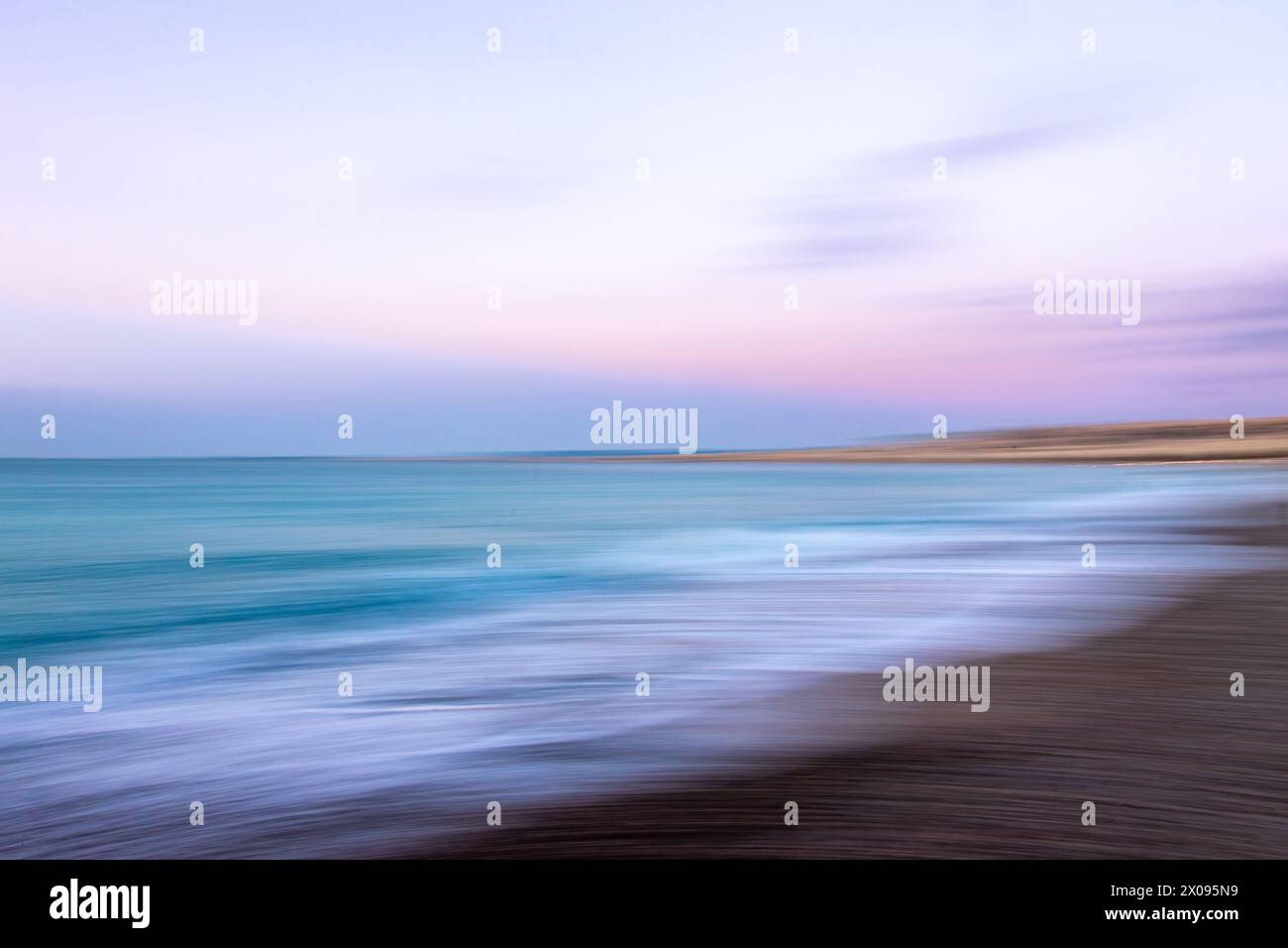 Tramonto lungo la costa mediterranea. Côte Azzurra. ICM< all'interno della telecamera migliora il movimento delle onde, creando un paesaggio etereo e astratto Foto Stock