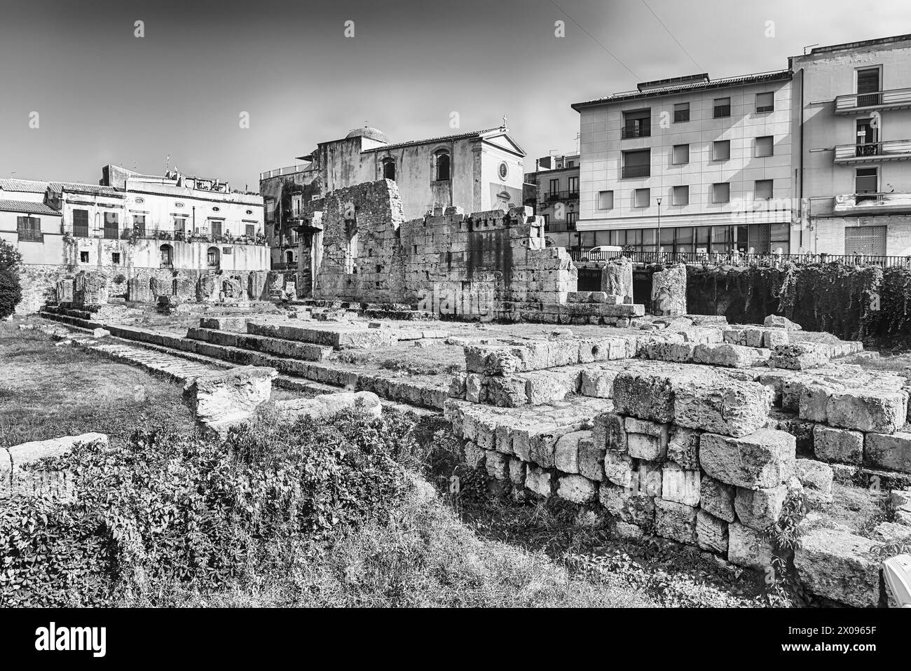 Le rovine del Tempio di Apollo, iconico punto di riferimento sull'Isola di Ortigia, centro storico di Siracusa, Sicilia, Italia Foto Stock
