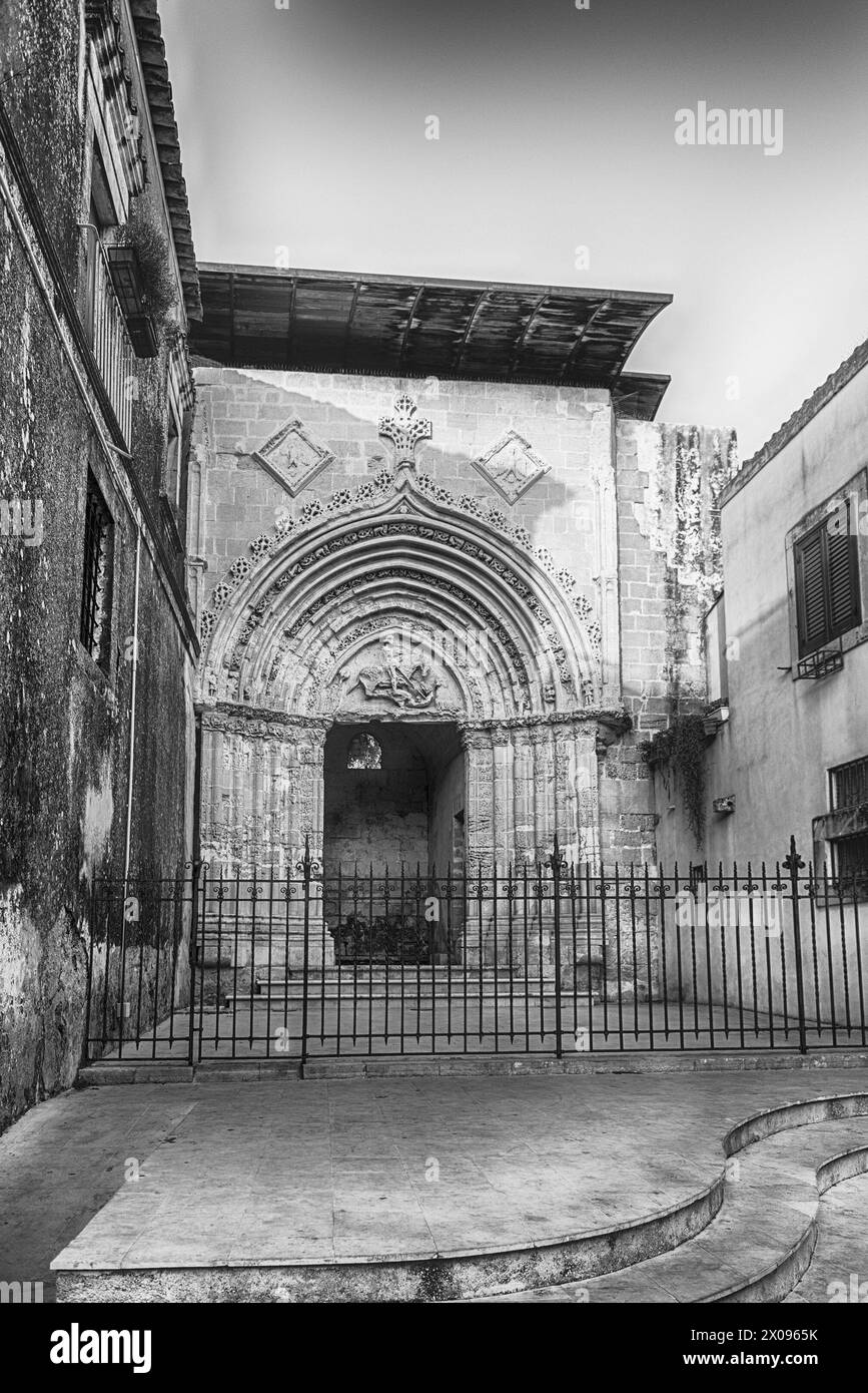 Il portale gotico-catalano della Chiesa di San Giorgio Vecchio nel quartiere Ibla di Ragusa, Sicilia, Italia Foto Stock