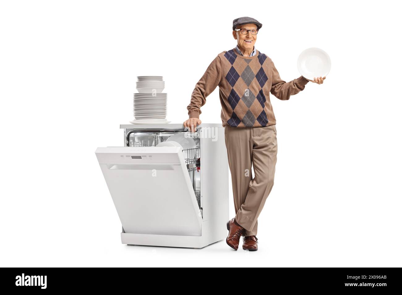 Uomo anziano con un piatto in piedi accanto a una lavastoviglie isolato su sfondo bianco Foto Stock