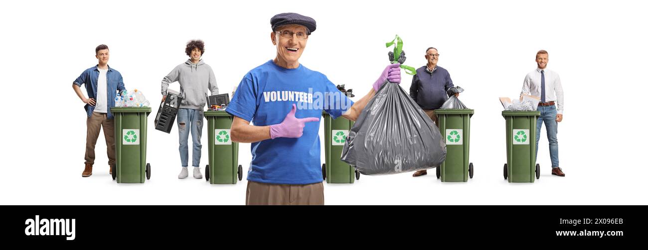 Volontari maschi anziani e altre persone con materiali di riciclaggio isolati su sfondo bianco Foto Stock