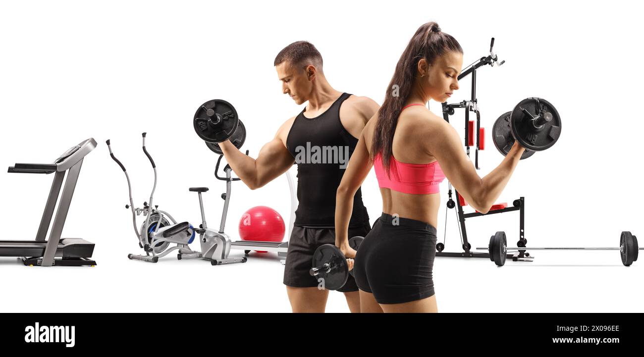 Uomo e donna che sollevano manubri, attrezzature fitness e sportive su sfondo bianco Foto Stock