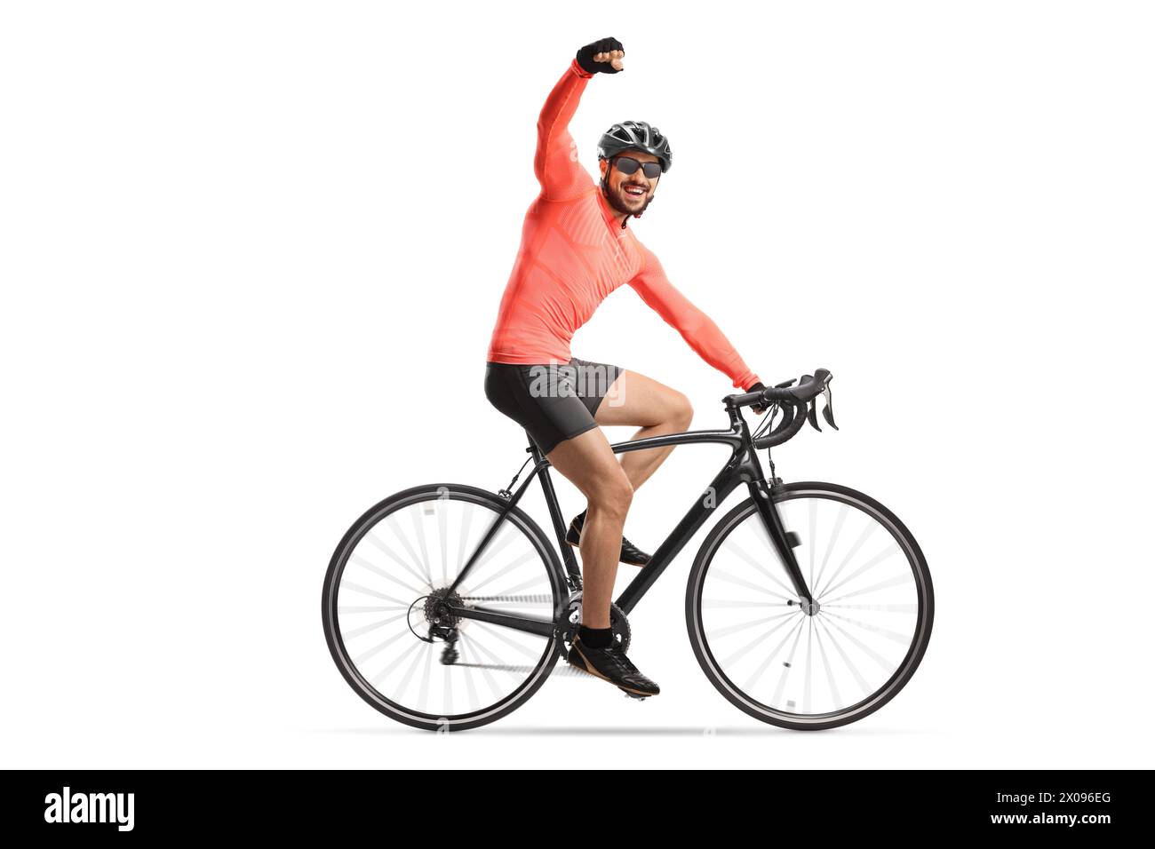 Foto del profilo di un ciclista con casco e occhiali da sole in bicicletta e gesti di felicità isolati su sfondo bianco Foto Stock
