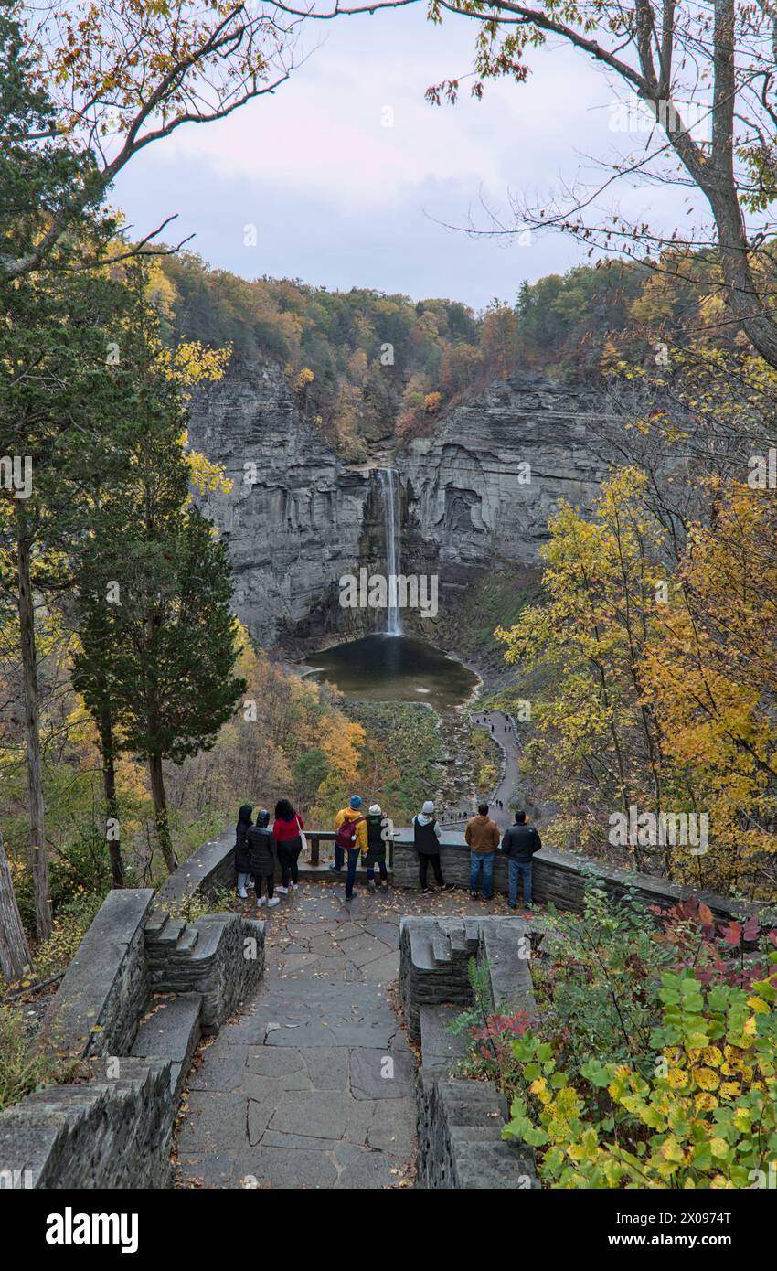 Visitatori che guardano una cascata al Taughannock Falls State Park, una destinazione turistica nella regione dei Finger Lakes, nella parte settentrionale dello stato di New York. Viaggi, turismo Foto Stock