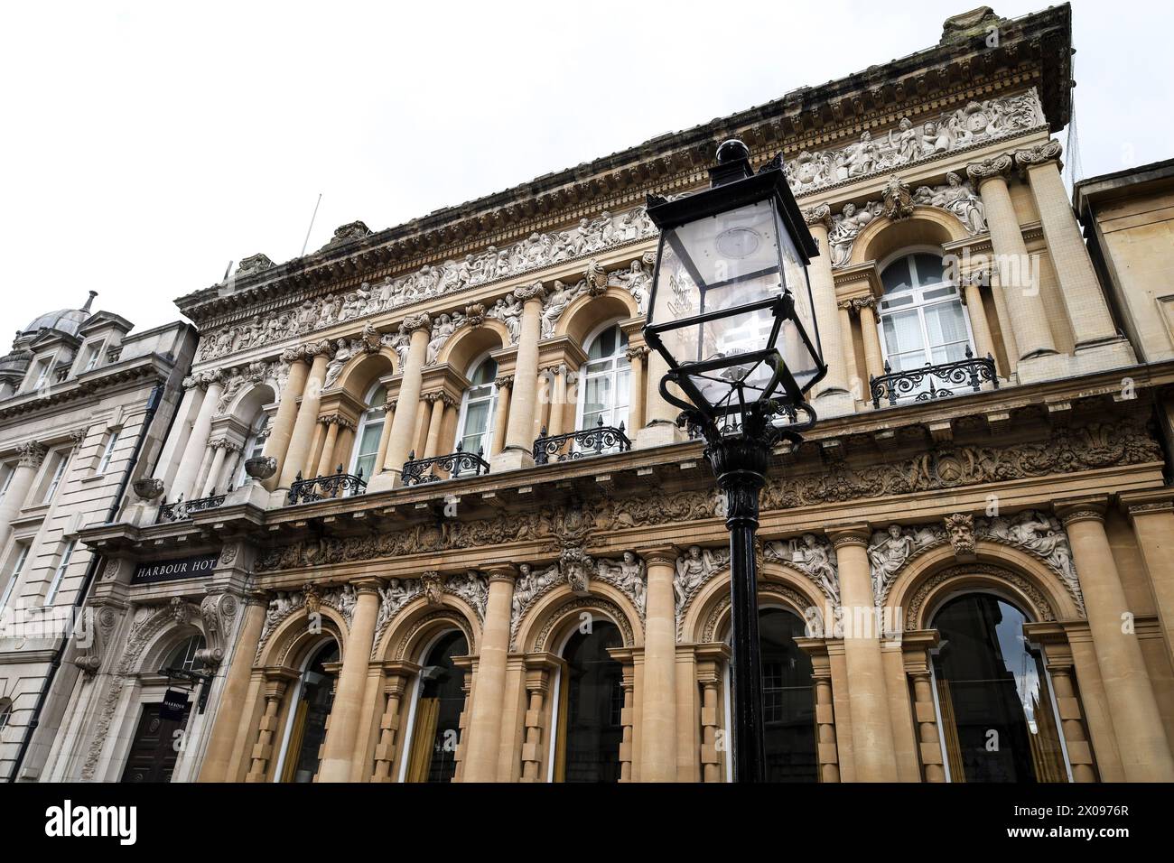 Bristol, Inghilterra - 28 marzo 2024: Splendida facciata del Harbour Hotel a Bristol Foto Stock