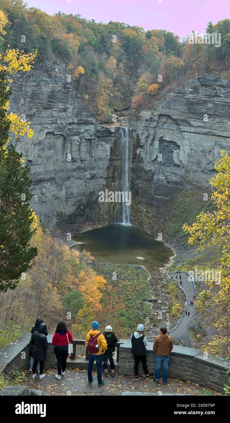 Visitatori che guardano una cascata al Taughannock Falls State Park, una destinazione turistica nella regione dei Finger Lakes, nella parte settentrionale dello stato di New York. Viaggi, turismo Foto Stock
