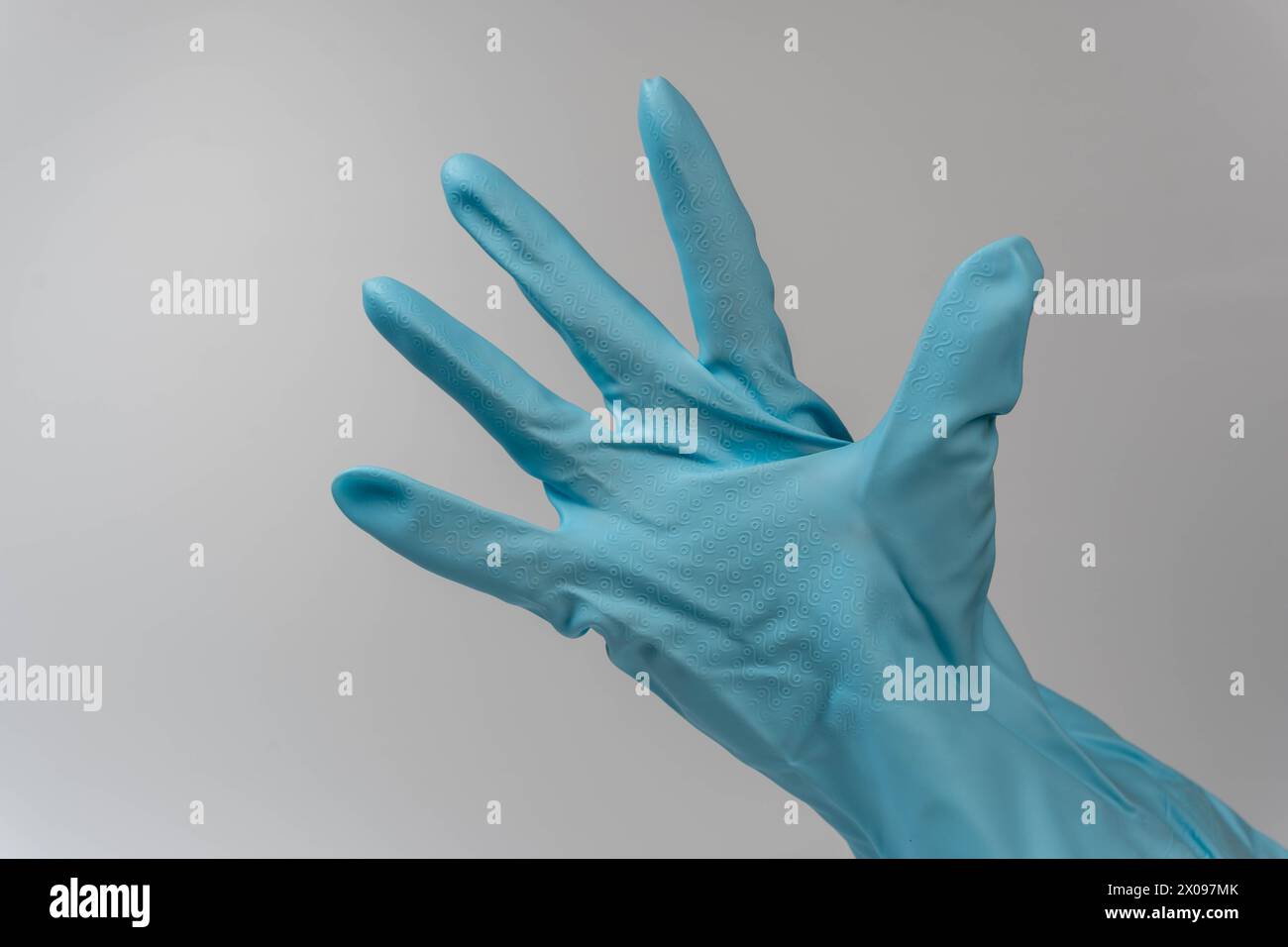 indossa un guanto di gomma con le dita visualizzate per il concetto medico o di pulizia. L'immagine evidenzia la disponibilità per le attività in ambienti sterili o di pulizia Foto Stock
