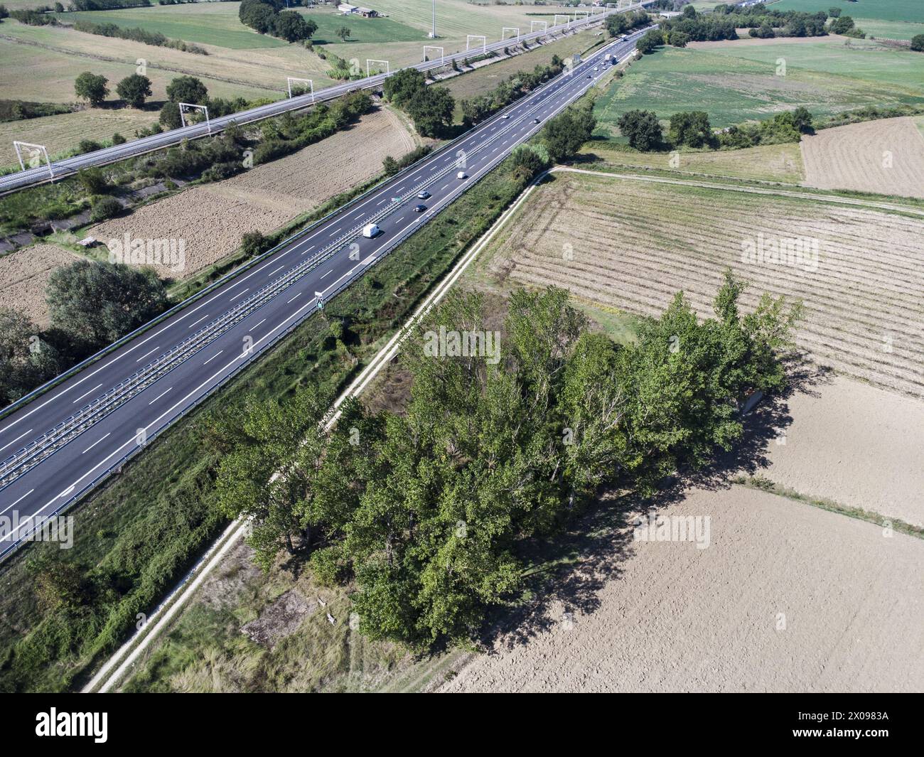 Un tratto dell'autostrada A1 nei pressi di Orte (nel Lazio nell'Italia centrale) che corre parallelo alla linea ferroviaria ad alta velocità. Foto Stock