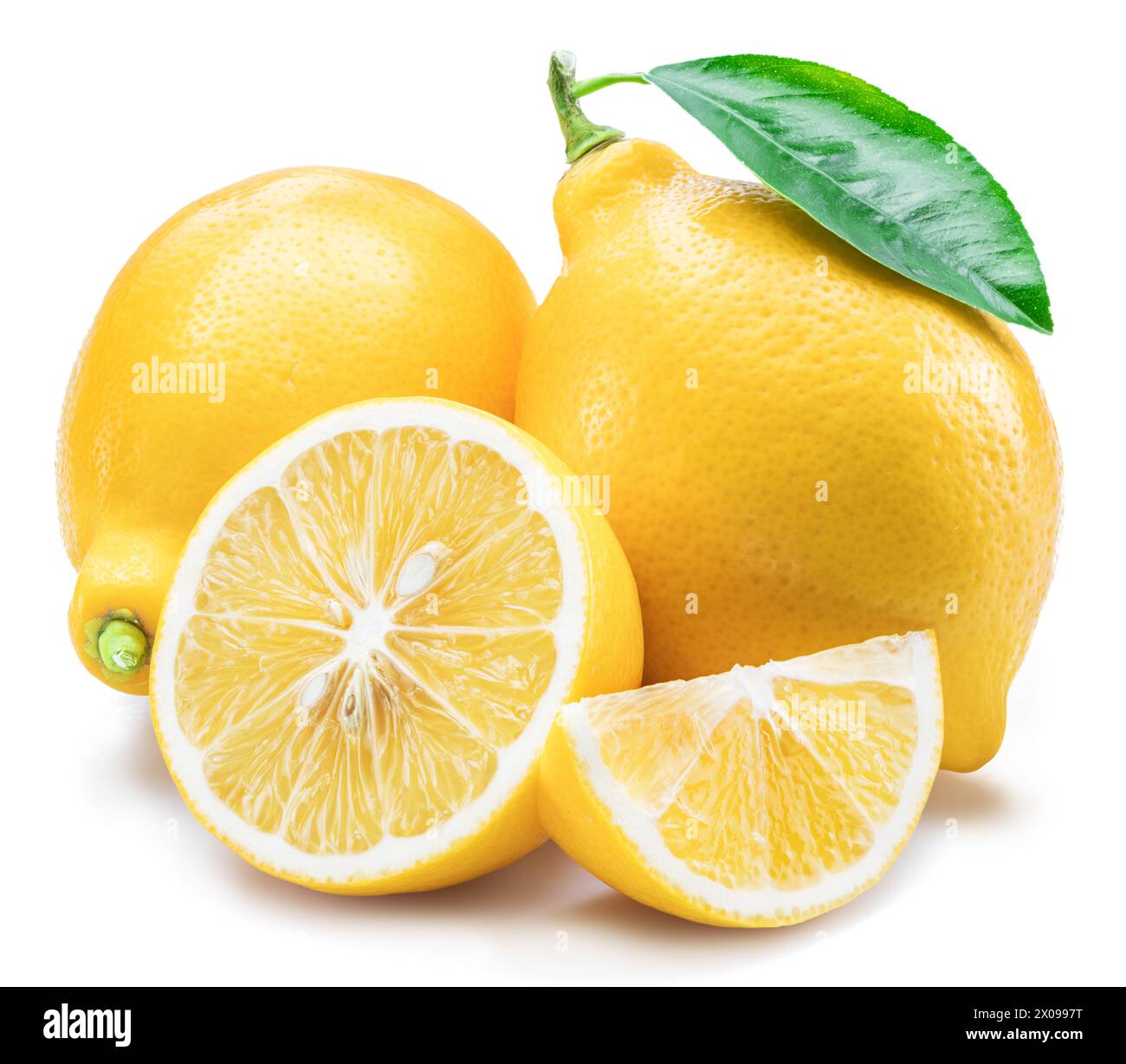 Frutti di limone maturi con foglie e fette di limone isolate su sfondo bianco. Foto Stock