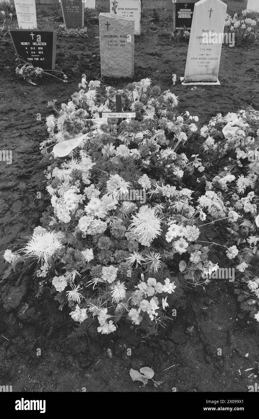 Aktuell 20 - 2 - 1973: La sua offerta di ligger et per systemetTo enslige mennesker legger blomster på en fersk grav. Sotto il ligger blomstene deres 21 år gamle sønn. Magne Olsen ha condotto la parese cerebrale sitt korte liv av. Likevel måtte han sone straffen sin på Ullersmo landsfengsel. Der døde han 30. aprile i år. Nå reiser foreldrene hans seg til kamp mot det system som til slutt tok livet av sønnen. Foto: Svein Kløvig / Aktuell / NTB ***FOTO IKKE BILDEBEHANDLET*** questo testo è stato tradotto automaticamente! Foto Stock