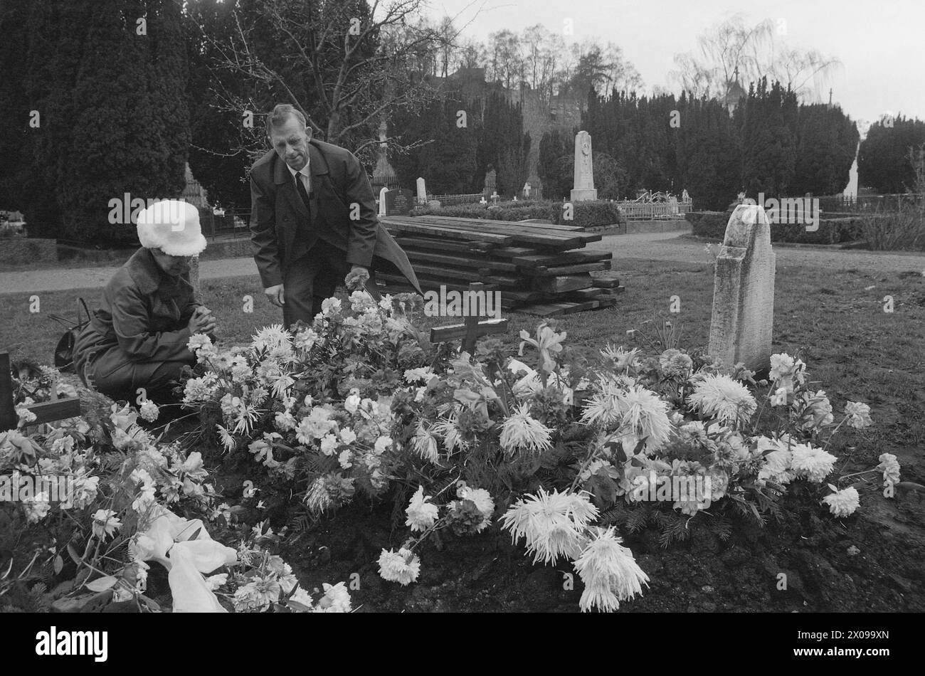 Aktuell 20 - 2 - 1973: La sua offerta di ligger et per systemetTo enslige mennesker legger blomster på en fersk grav. Sotto il ligger blomstene deres 21 år gamle sønn. Magne Olsen ha condotto la parese cerebrale sitt korte liv av. Likevel måtte han sone straffen sin på Ullersmo landsfengsel. Der døde han 30. aprile i år. Nå reiser foreldrene hans seg til kamp mot det system som til slutt tok livet av sønnen. Foto: Svein Kløvig / Aktuell / NTB ***FOTO IKKE BILDEBEHANDLET*** questo testo è stato tradotto automaticamente! Foto Stock