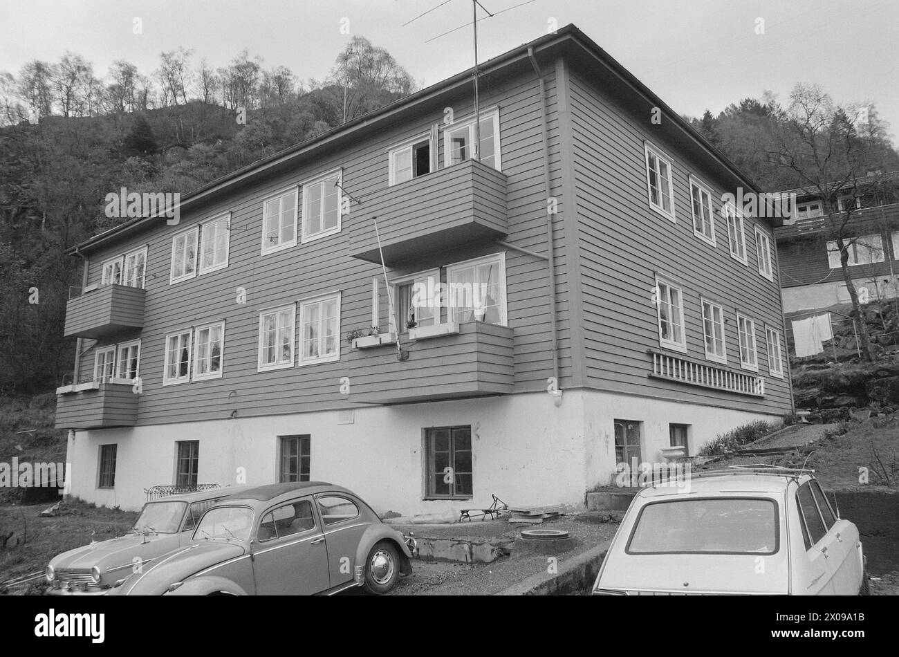 Aktuell 20 - 2 - 1973: La sua offerta di ligger et per systemetTo enslige mennesker legger blomster på en fersk grav. Sotto il ligger blomstene deres 21 år gamle sønn. Magne Olsen ha condotto la parese cerebrale sitt korte liv av. Likevel måtte han sone straffen sin på Ullersmo landsfengsel. Der døde han 30. aprile i år. Nå reiser foreldrene hans seg til kamp mot det system som til slutt tok livet av sønnen. Foto: Svein Kløvig / Aktuell / NTB ***FOTO IKKE BILDEBEHANDLET*** questo testo è stato tradotto automaticamente! Foto Stock