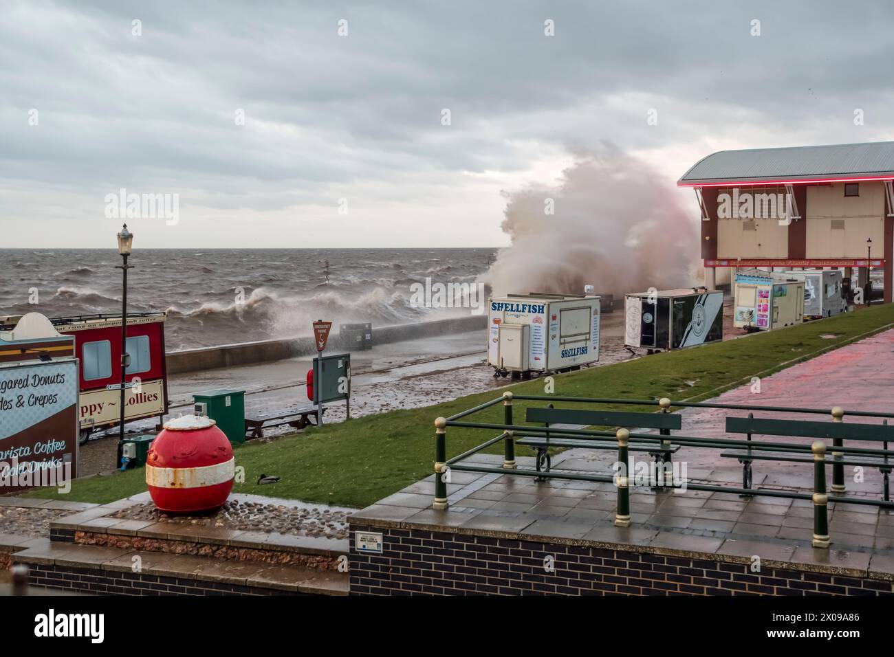 9 aprile 2024. Onde che si infrangono sul lungomare di Hunstanton nel Norfolk durante un'alta marea primaverile. Foto Stock
