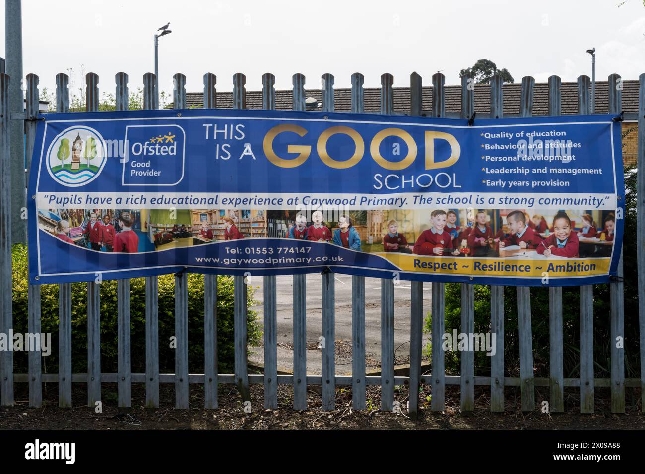 Un Ofsted questo è un buon banner scolastico fuori dalla Gaywood Primary School a King's Lynn. Foto Stock