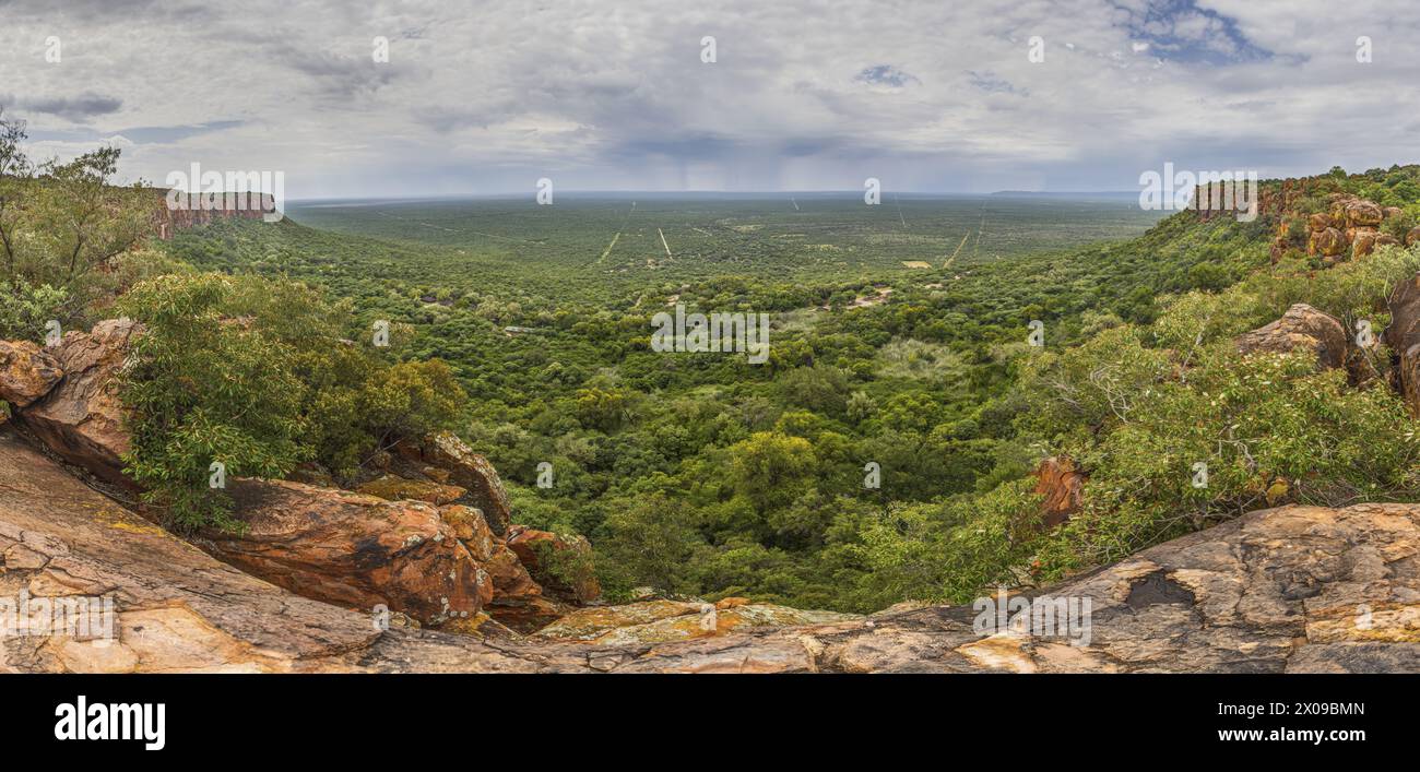 Vista panoramica della campagna circostante dall'altopiano di Waterberg in Namibia durante il giorno d'estate Foto Stock