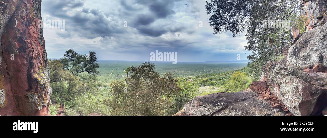 Vista panoramica della campagna circostante dall'altopiano di Waterberg in Namibia durante il giorno d'estate Foto Stock
