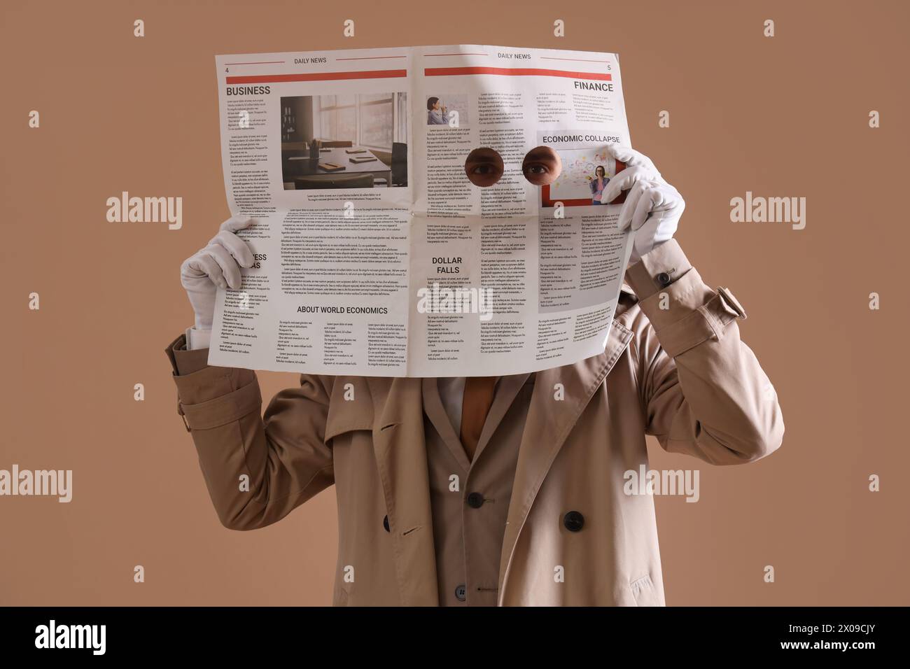 Spia maschile che tiene un giornale con fori su sfondo marrone Foto Stock