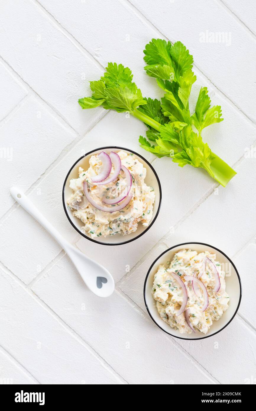 Spalmare pesce e uova, pasta o insalata con cipolle rosse Foto Stock