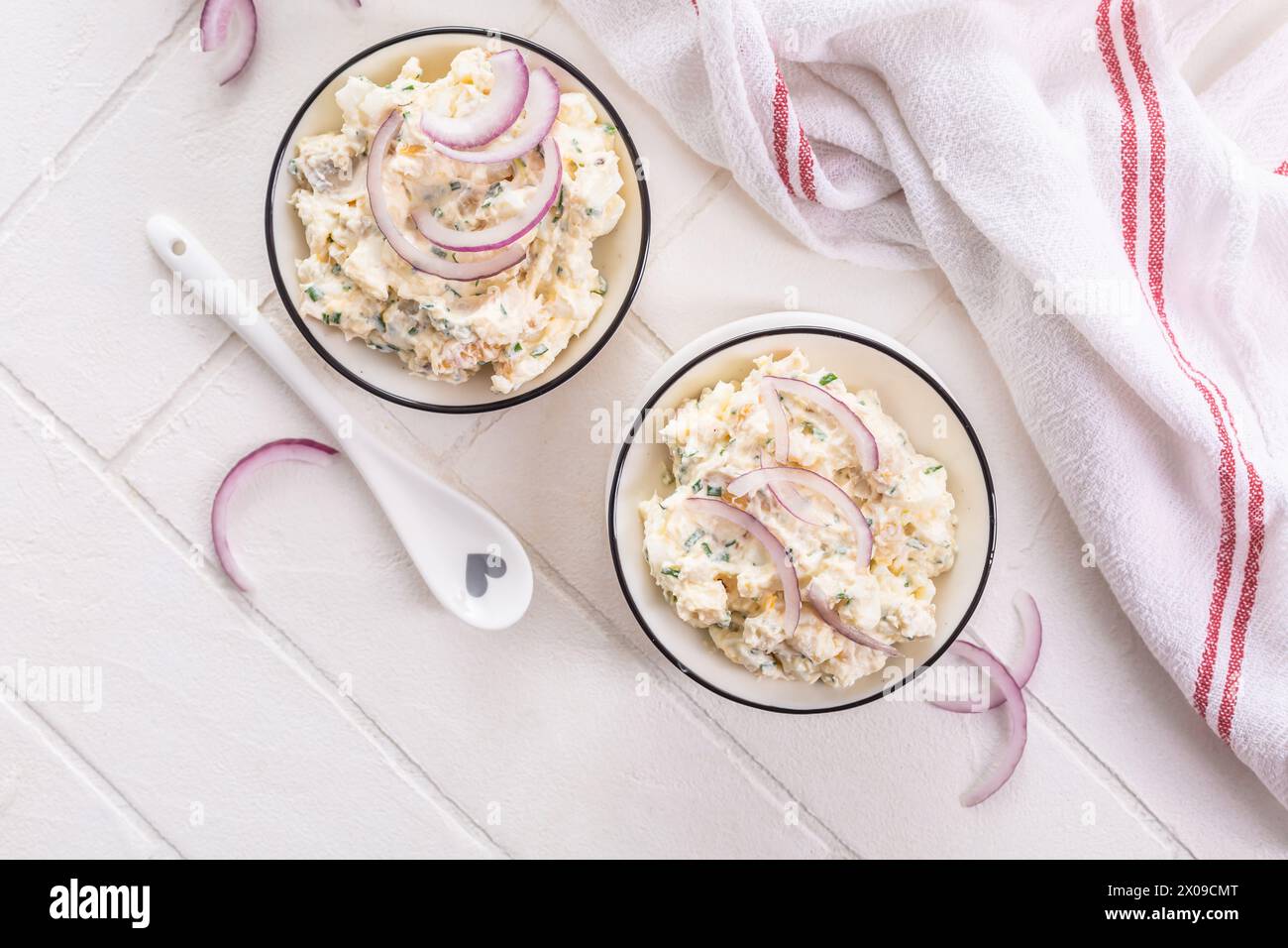 Spalmare pesce e uova, pasta o insalata con cipolle rosse Foto Stock