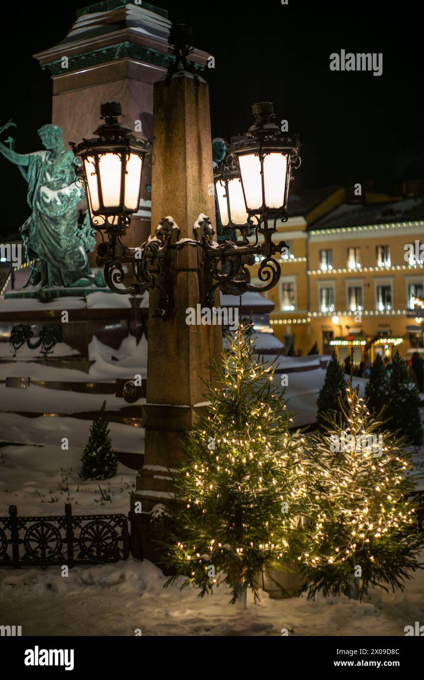 Alberi di Natale, luci e shopping al mercatino di Natale illuminato nella Piazza del Senato di Helsinki Foto Stock