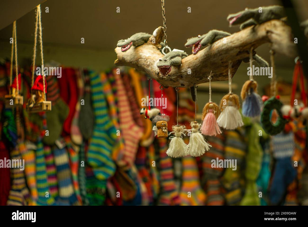 Un tradizionale banco di regali in un mercatino di Natale a Helsinki in Finlandia Foto Stock