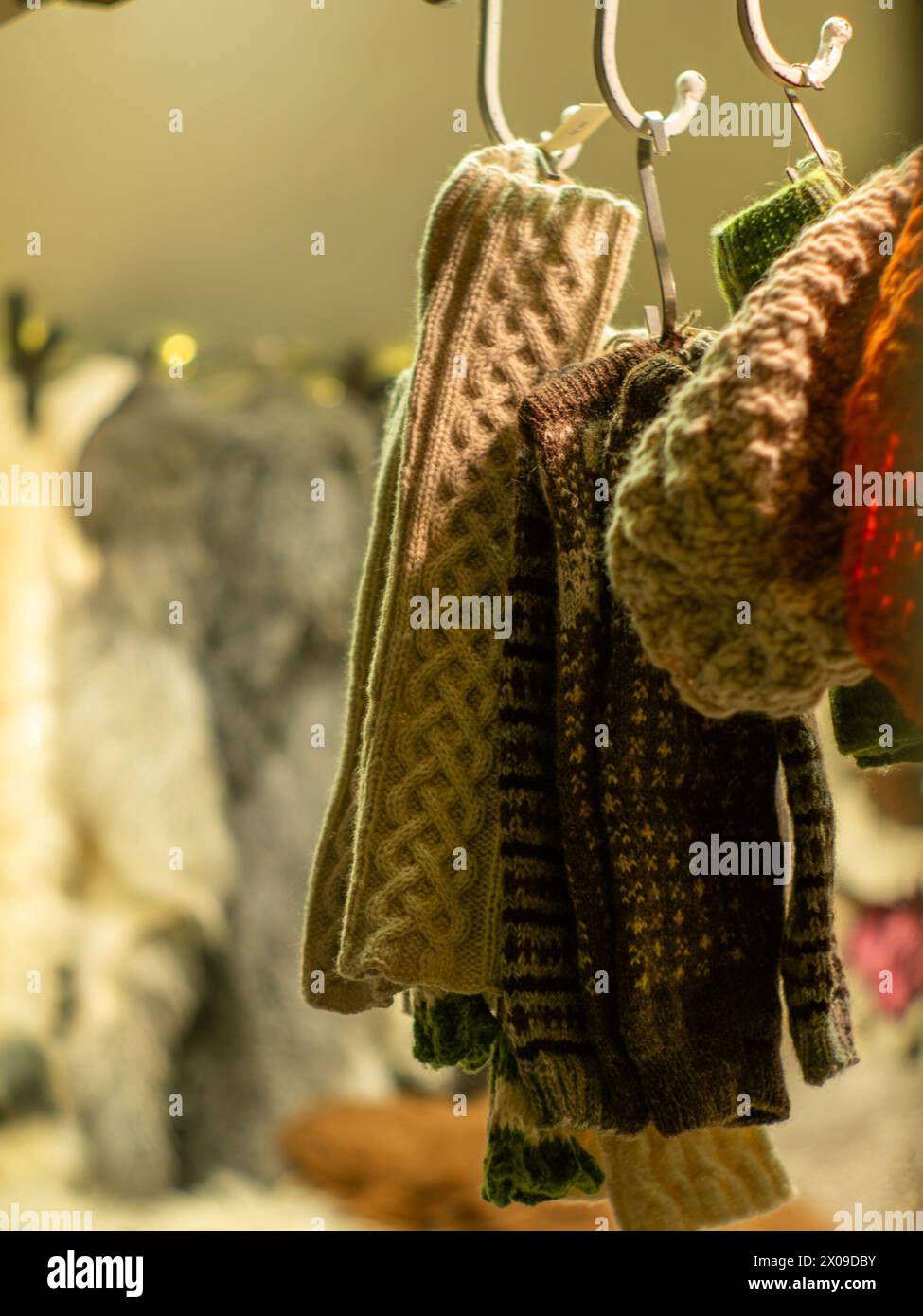 Un tradizionale banco di regali in un mercatino di Natale a Helsinki in Finlandia Foto Stock