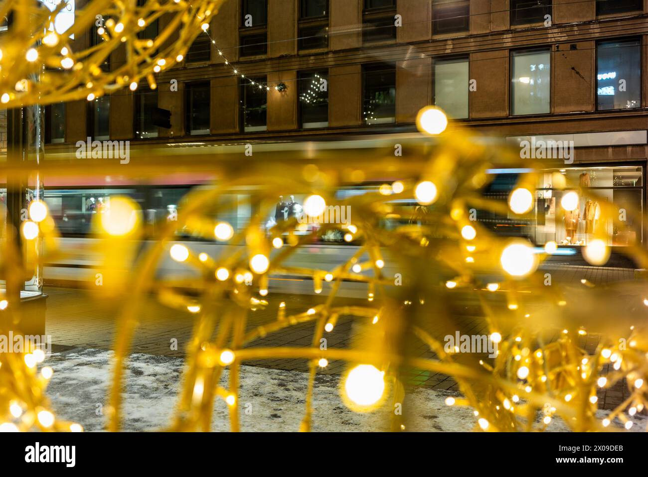 Decorazioni natalizie e luci scintillanti a Helsinki a dicembre con la neve Foto Stock
