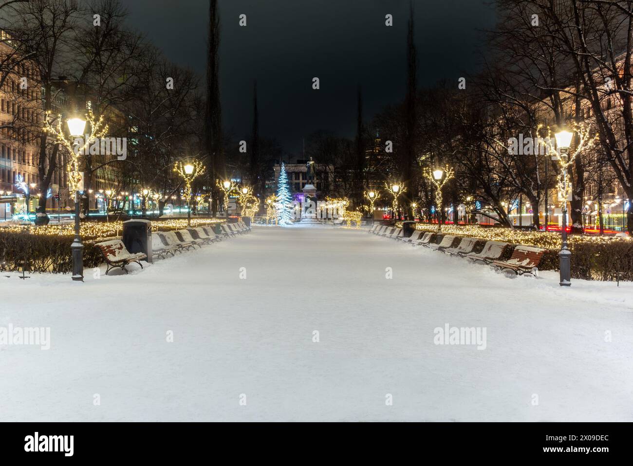 Decorazioni natalizie e luci scintillanti a Helsinki a dicembre con la neve Foto Stock