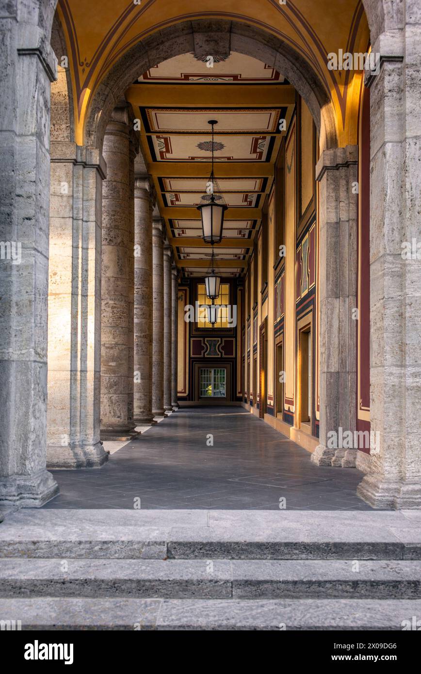 Un corridoio di colonne di marmo a Monaco, Germania Foto Stock