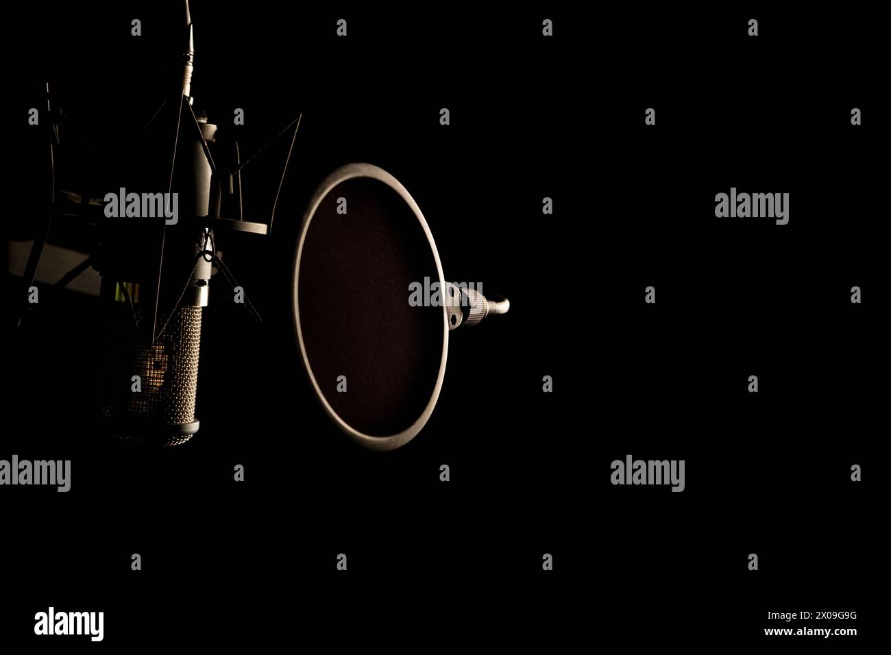 Un set di microfono e filtro pop per la registrazione audio e il canto in studio. Foto Stock