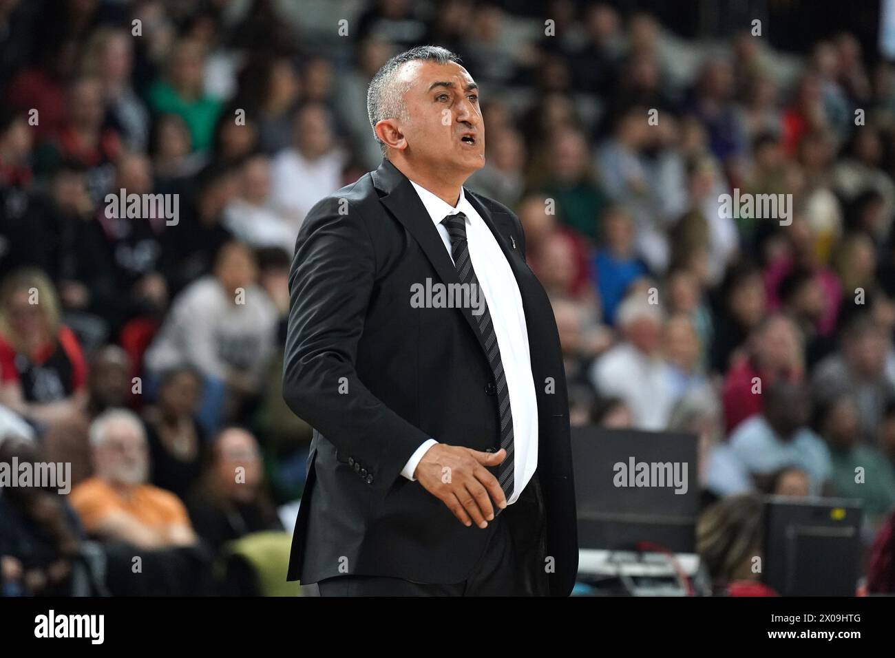 L'allenatore di Besiktas Aziz Akkaya durante l'Eurocup Women's Final Second leg match alla Copperbox Arena di Londra. Data foto: Mercoledì 10 aprile 2024. Guarda la storia della PA di BASKET a Londra. Il credito fotografico dovrebbe essere: Zac Goodwin/PA Wire. RESTRIZIONI: Utilizzo soggetto a restrizioni. Solo per uso editoriale, nessun uso commerciale previo consenso del titolare dei diritti. Foto Stock