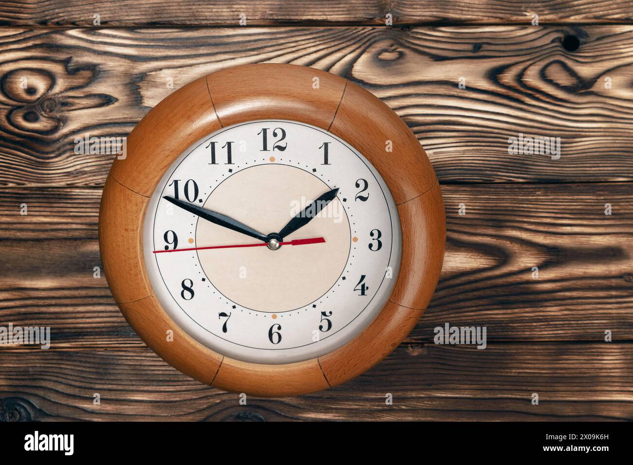 un orologio con le lancette che mostra l'ora di 1 ora e 50 minuti. 24 ore su 24 Foto Stock