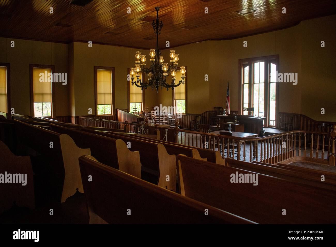 mobili antichi dell'aula del tribunale del xix secolo Foto Stock