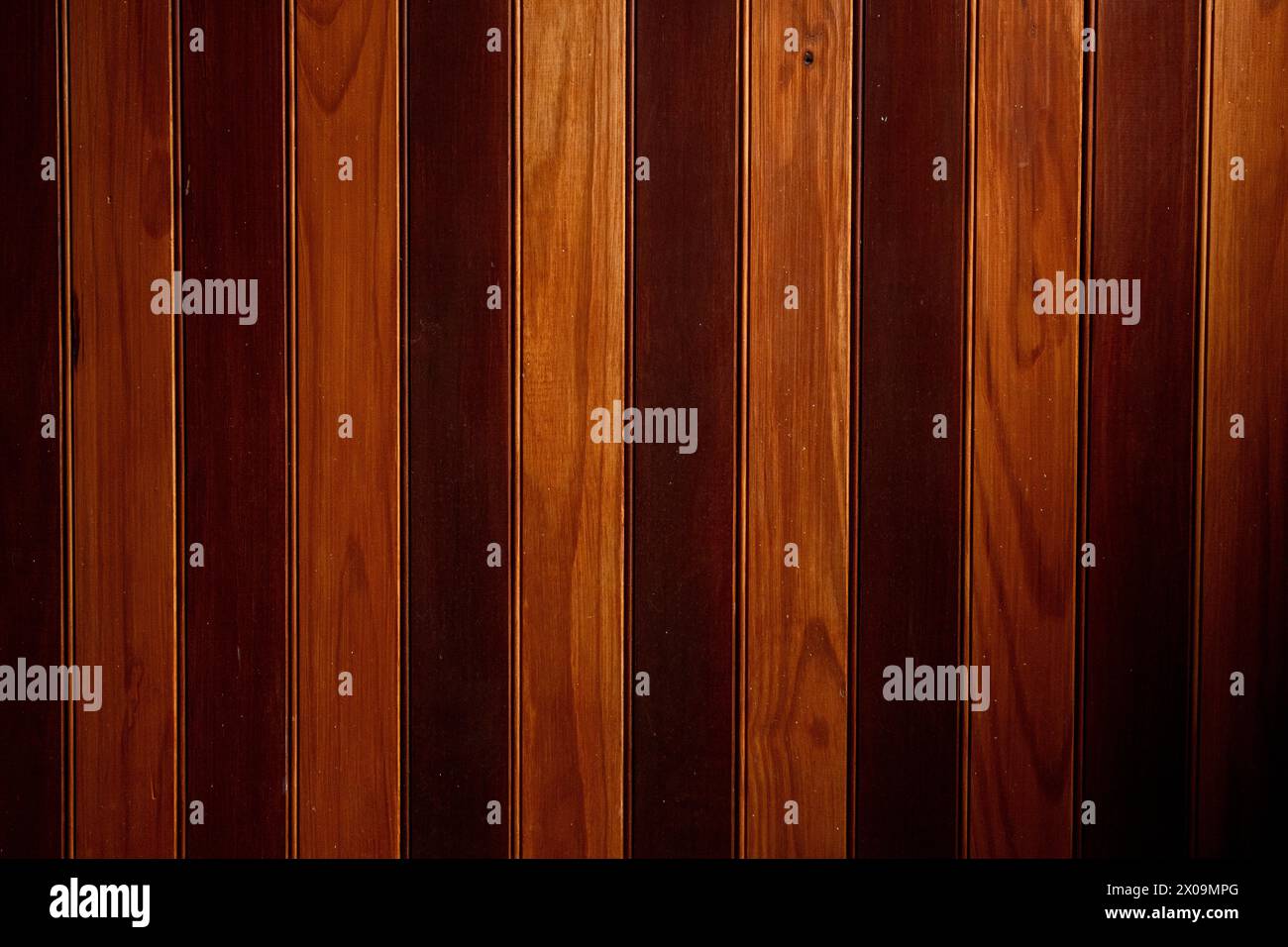 Tavola di perle colorate in legno a due tonalità Foto Stock