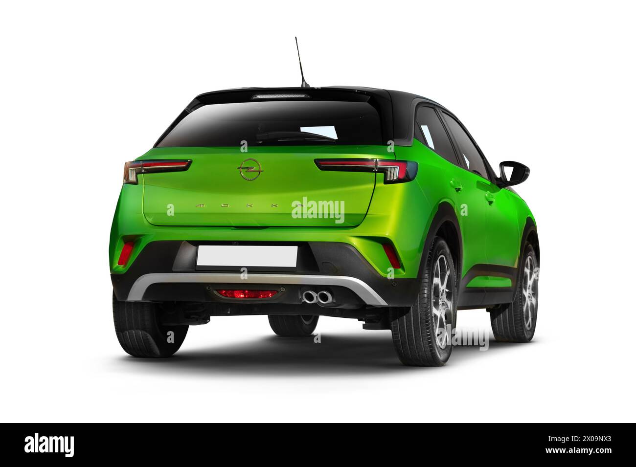 Izmir, Turchia - 23 dicembre 2023: Studio ha scattato una foto che cattura il retro e il lato destro parziale di un modello Opel Mokka verde del 2022 su sfondo bianco Foto Stock