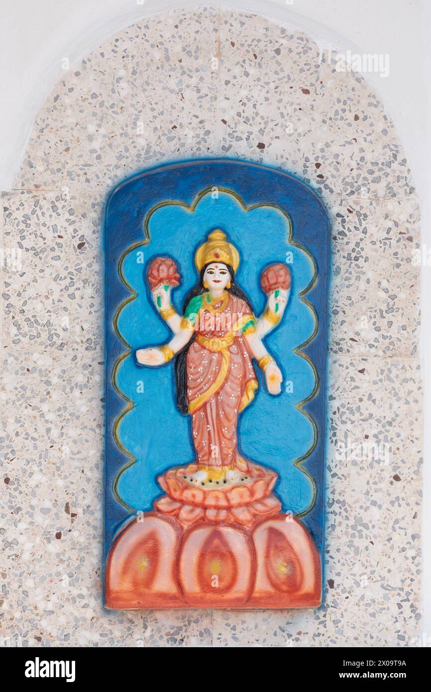 Murti della divinità indù Lakshmi, dea della ricchezza e della prosperità, su una parete esterna del Tempio nel mare a Waterloo, Carapichaima, Trinidad. Foto Stock