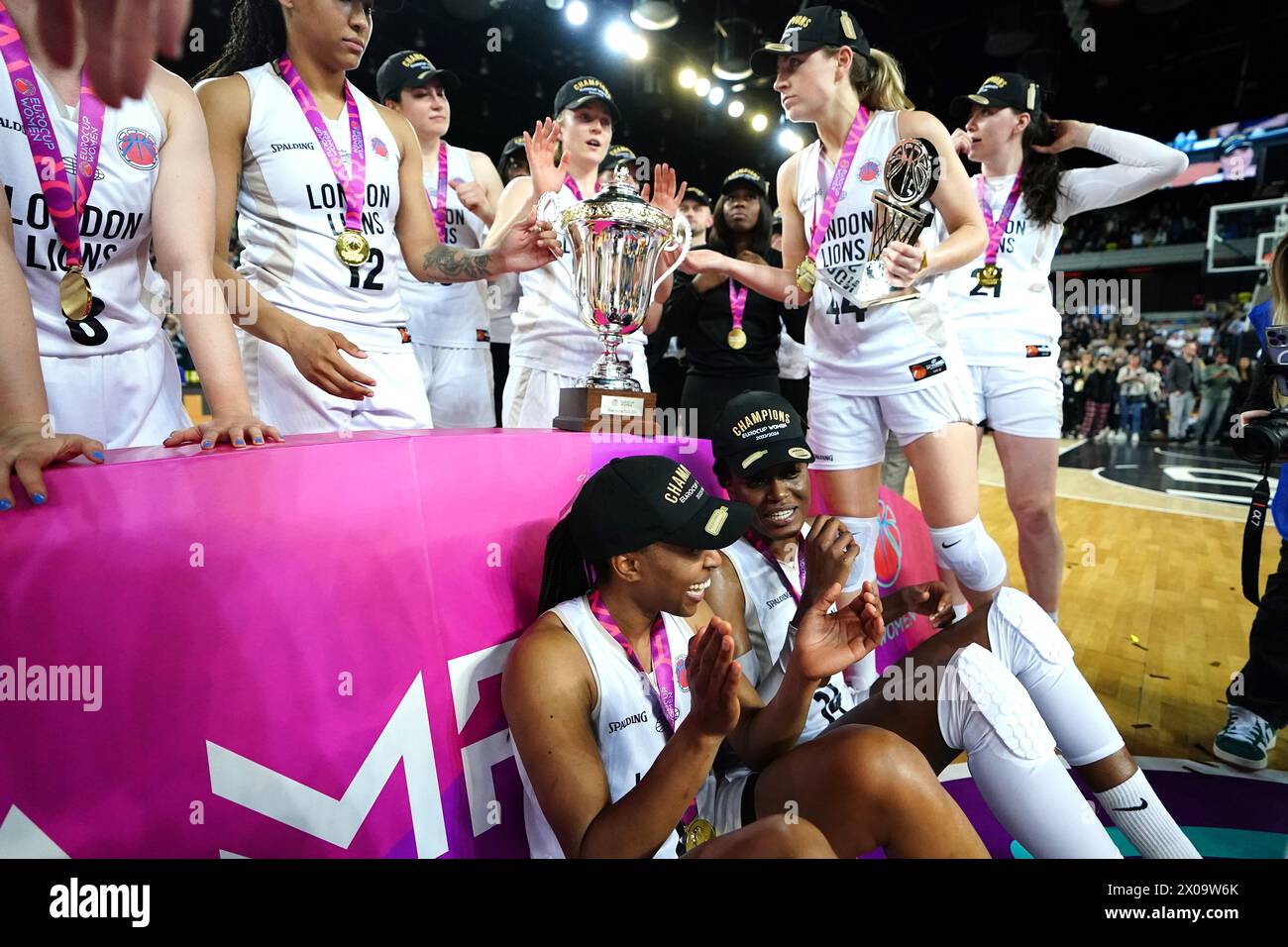 Il team dei London Lions festeggia con il trofeo dopo la vittoria nella finale di andata e ritorno dell'Eurocup femminile alla Copperbox Arena di Londra. Data foto: Mercoledì 10 aprile 2024. Guarda la storia della PA di BASKET a Londra. Il credito fotografico dovrebbe essere: Zac Goodwin/PA Wire. RESTRIZIONI: Utilizzo soggetto a restrizioni. Solo per uso editoriale, nessun uso commerciale senza il previo consenso del titolare dei diritti. Foto Stock